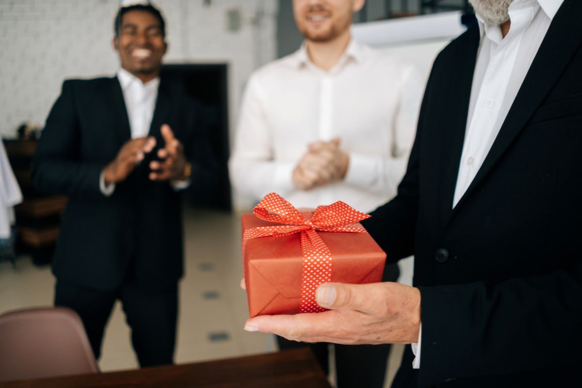 business gift-giving etiquette